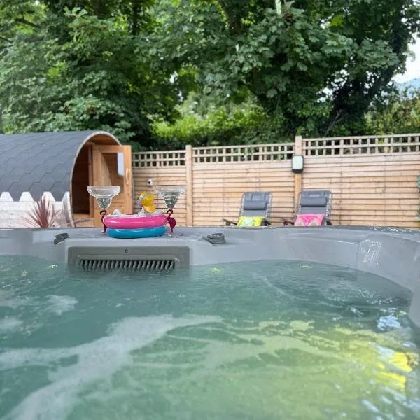 Paddock Pod - Sleeps 4 & Roofed Over Private Hot Tub & NEW SAUNA, hotel in Burnfoot