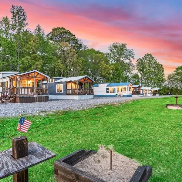6 A Little Wanderlust Lux Tiny House, Firepit, Boat Parking, 5 Mins to Lake, Downtown, hotel in Guntersville