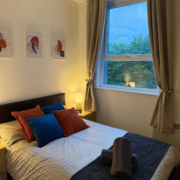 Zelena Luxurious Apartment, Private Parking, Fast Wi-Fi, Self Check-In Anytime Perfect For Late Arrivals, 5 Minutes to Old Trafford Stadium, hotel in Manchester