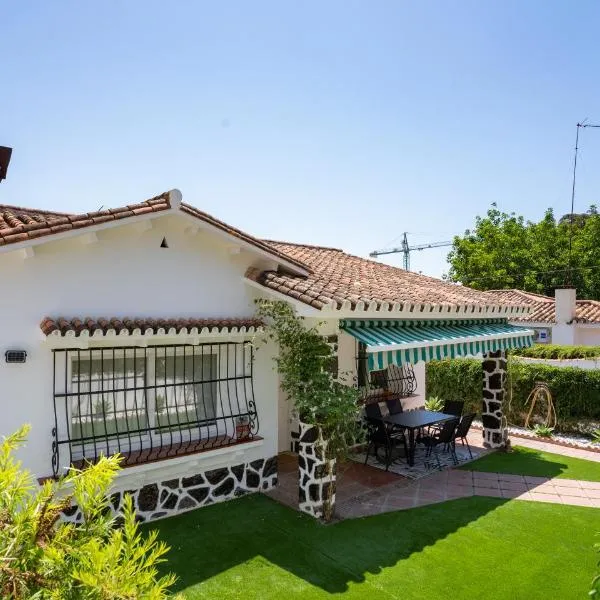 Spacious Malaga House with private walled-in yard, hotel in Málaga