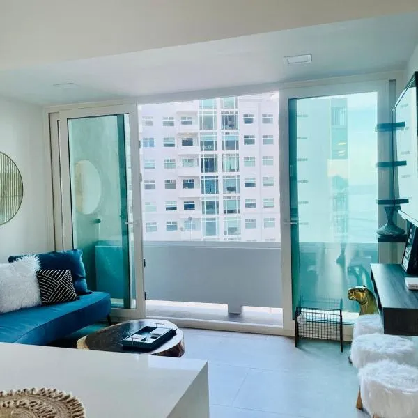 Luxurious Beach Front Condo in Playas Tijuana, hotel en Tijuana