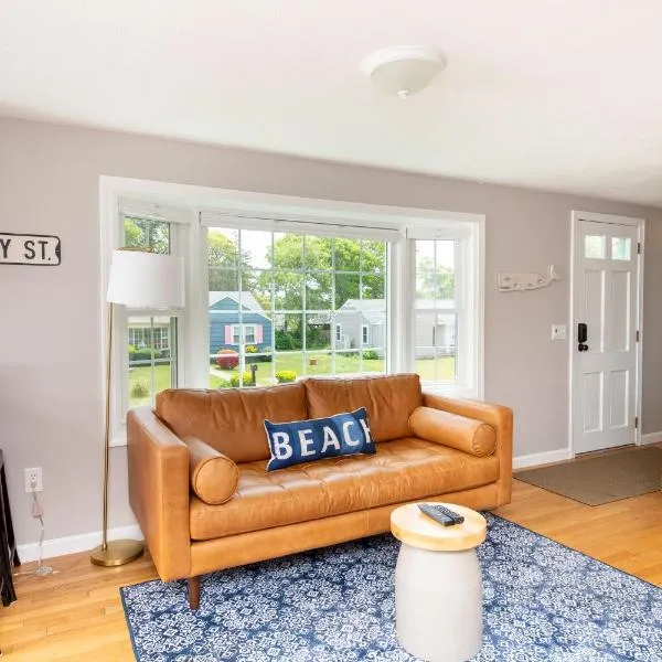 Cape Cod Cottage by Leavetown Vacations, отель в городе Деннис-Порт