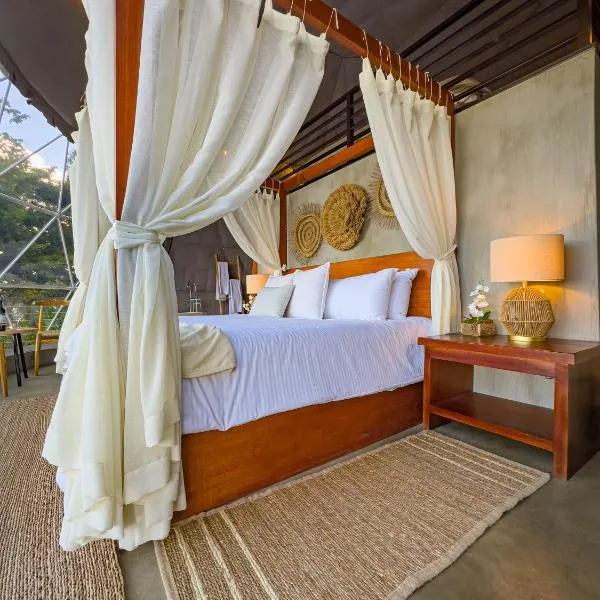 Cardedeu Domos、Álvarezのホテル