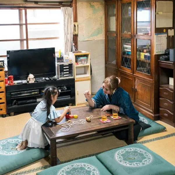 OSAKA GUEST HOUSE つながる旅の宿-en house-, hotel in Mikkaichi