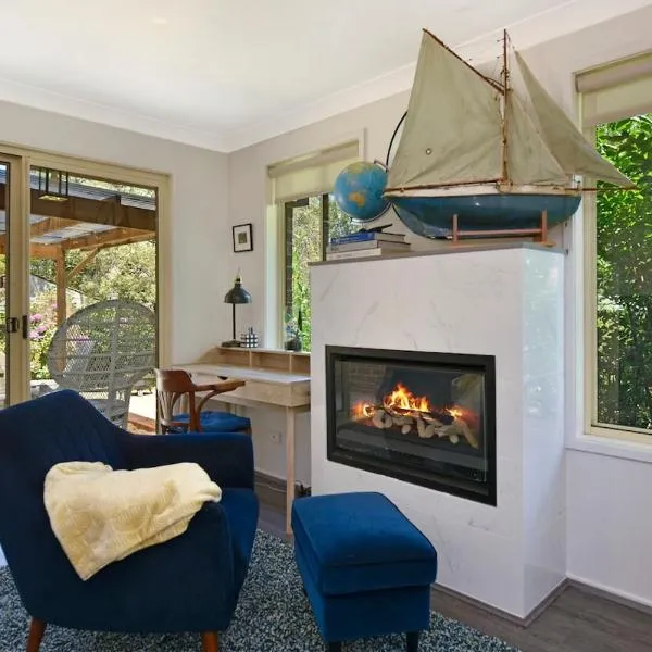 4BR 2BA Cozy Blackheath Cottage with Firepit & Pool Table, hotel in Blackheath