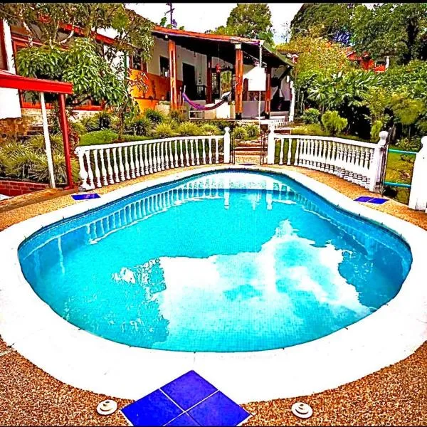 Rincón del colibrí/casa campestre/piscina/la vega, hotel v destinaci La Vega