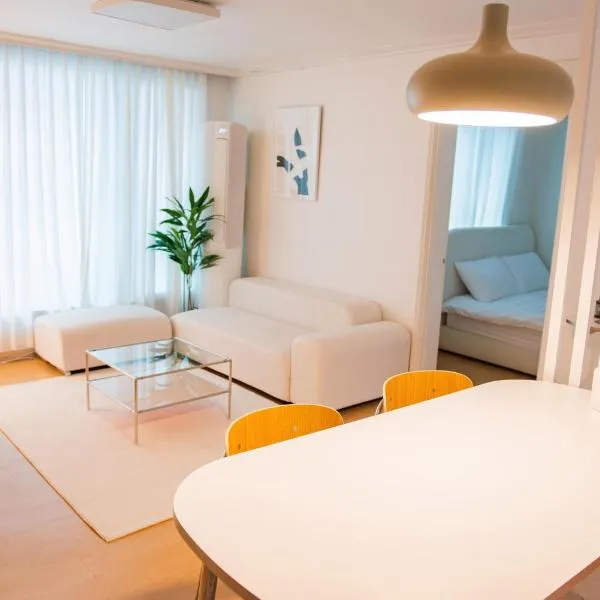New open sale Haebangchon stay Itaewon Myeongdong Hongdae Insadong Gyeongbokgung palace, hotel in Seoul