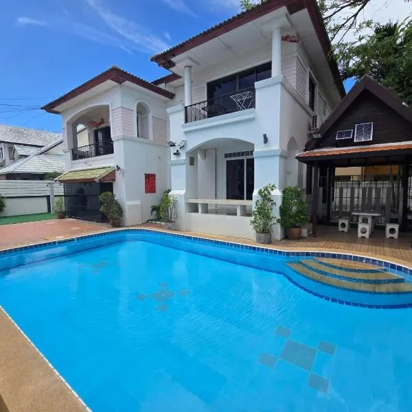Cozy houes private pool pattaya, hotel in Nong Prue