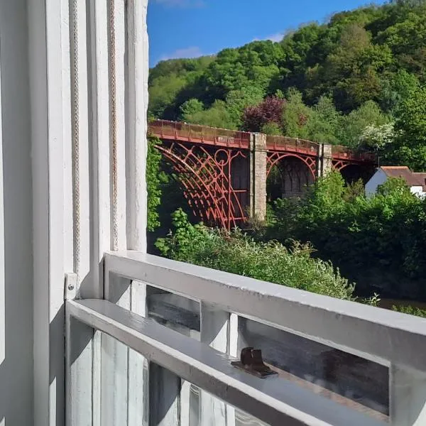 Ironbridge View Townhouse WINNER 2025 UK MOST PICTURESQUE SELF-CATERING HOLIDAY HOME & WINNER SELF-CATERING ACCOMMODATION OF THE YEAR 2025, hotel in Ironbridge