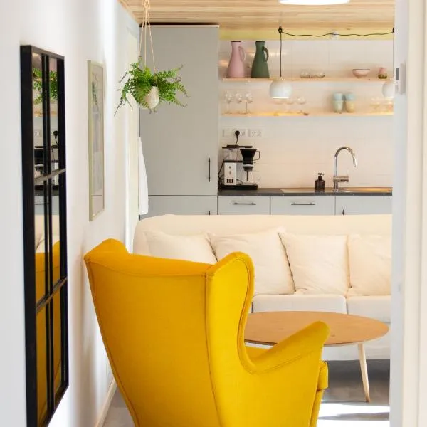 Colorful brand new apartment with free parking, hotell sihtkohas Tórshavn