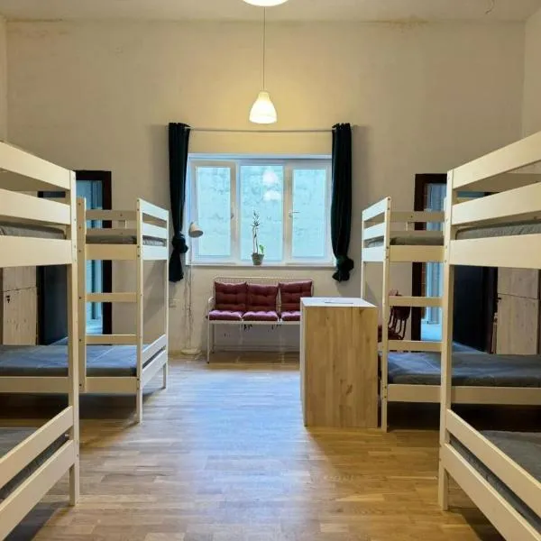 Dragon's Den Hostel, hotel a Ħal Balzan