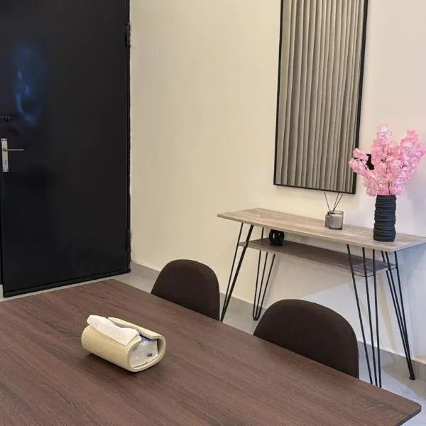 شقة أنيقة بصالة وغرفة نوم مع جلسة خارجية, hotel in Abha