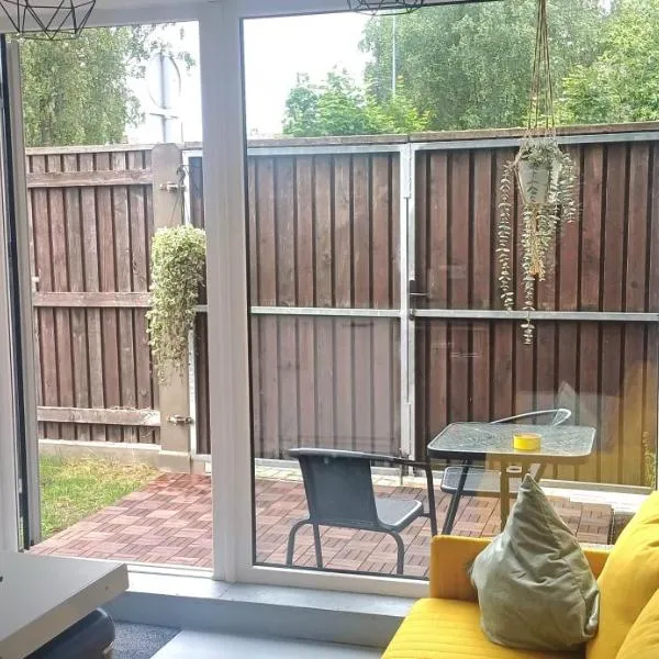 Liepaja Garden Studio with Terrace, hotel di Liepāja