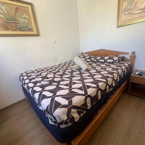 Private Rooms with a Beautiful Veranda, hotel in Heraklio Town