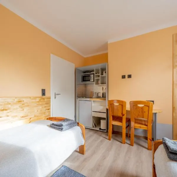 Kompaktes Studiozimmer mit Pantryküche und Fußbodenheizung in der Nähe der Messe Dusche und WC werden gemeinschaftlich genutzt, hotel em Hanôver