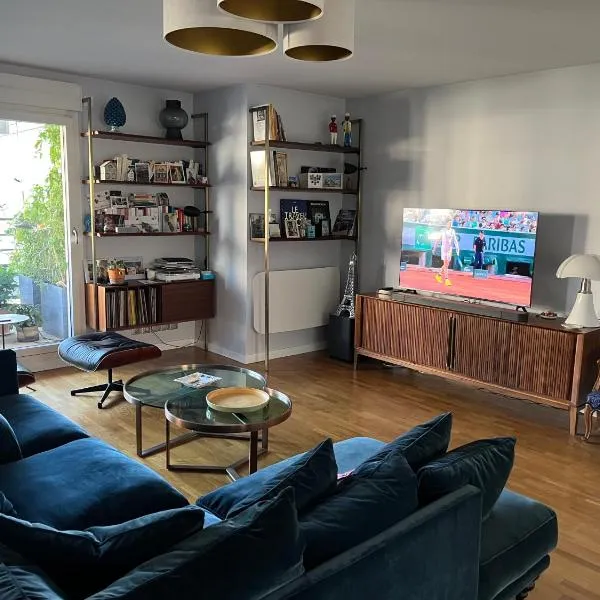 Chambre et salle de bains autonome dans un logement élégant, hotel in Courbevoie