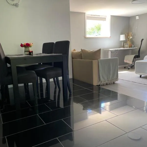 Cozy ground floor apartment in nature, by driving 300 metres of gravel road on top of the hill, hotel v destinaci Lunde