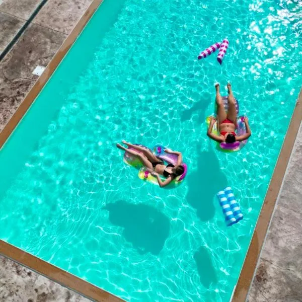 Coast To Coast - Rooms & Pool! Camere moderne e piscina, hotel in Sant'Egidio del Monte Albino