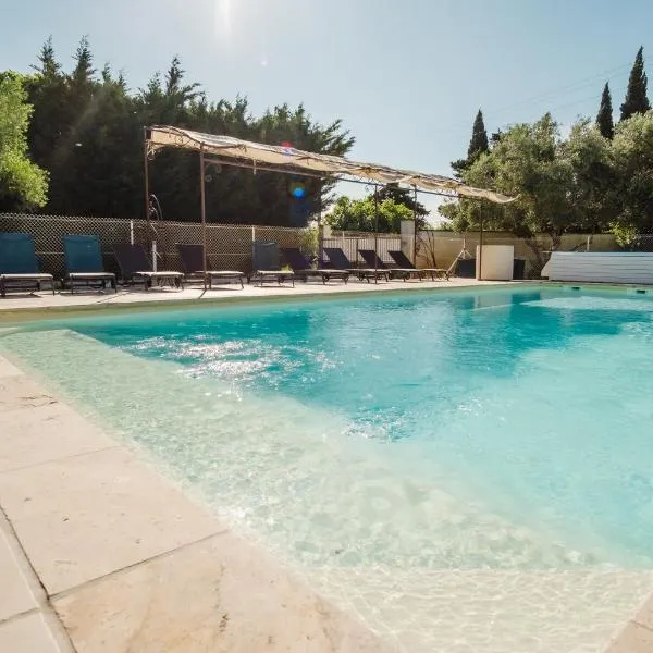 Logis Hotel des Granges, hotel v destinaci Arles