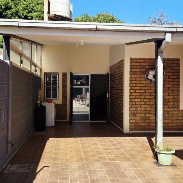 The Posadas House, hotel u gradu Posadas