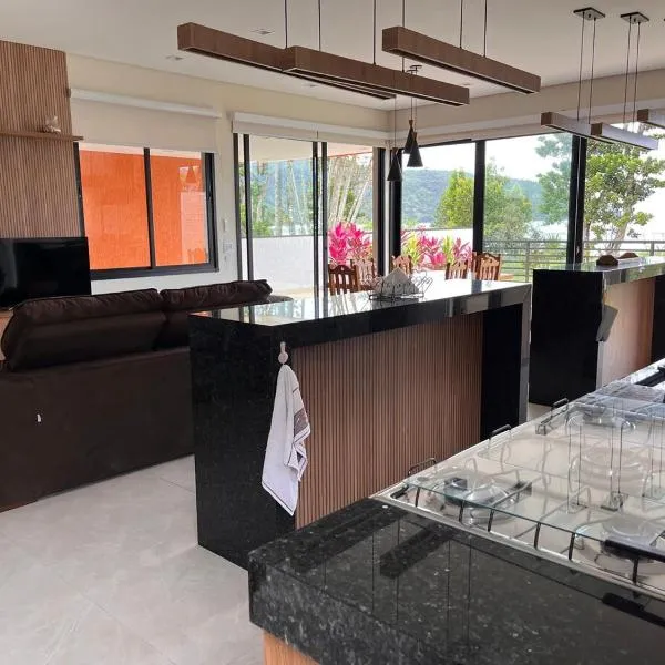 Beachfront house in Lagoinha, hotel v destinaci Ubatuba