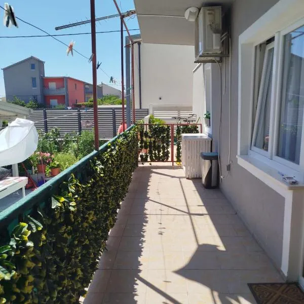 Spacious Family Apartment with Terrace & Parking, hotell sihtkohas Kaštela