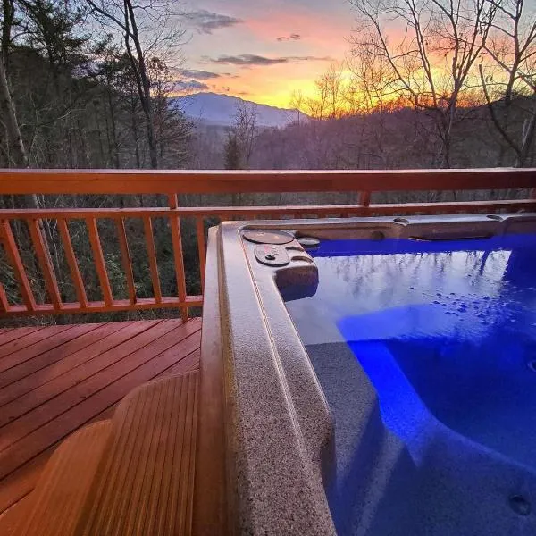 Cozy Log Cabin With Mountain Views, Hot Tub, And Game Room: Gatlinburg şehrinde bir otel