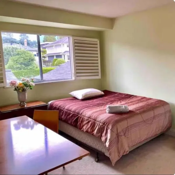 Private Room with Mountain view: West Vancouver'da bir otel