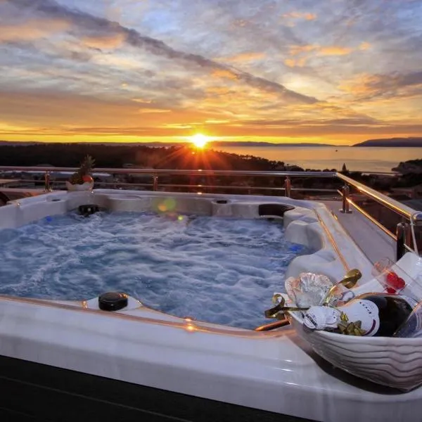 Luxury penthouse with jacuzzi, panoramic view, Hotel in Makarska