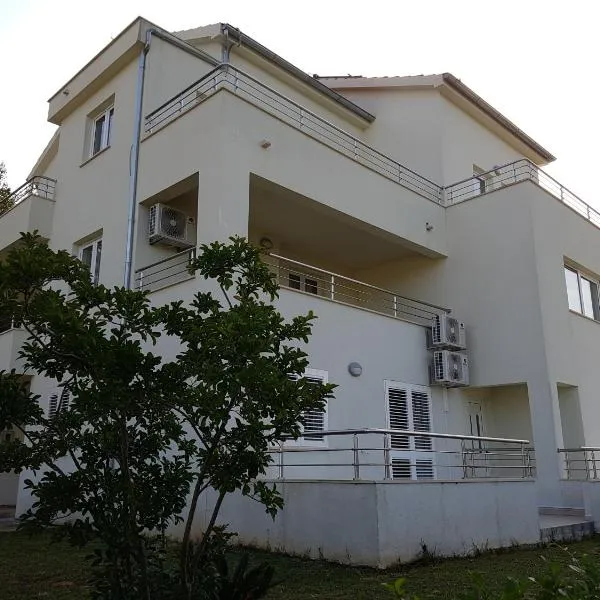 Apartments Villa Maslinica, hotel in Vrboska