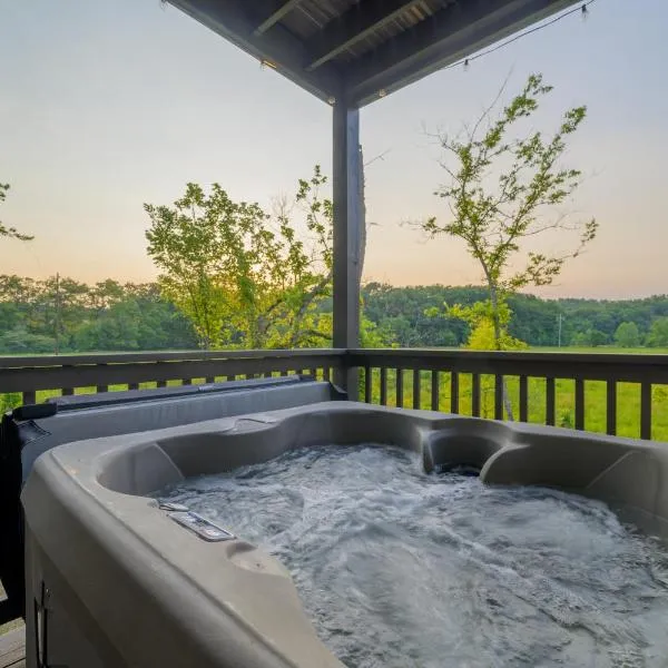 Spacious Cabin in Sevierville, Sleeps 12 - Arcade and Foosball , Hot Tub, Fire Pit - Close to Dollywood, hotell i Sevierville