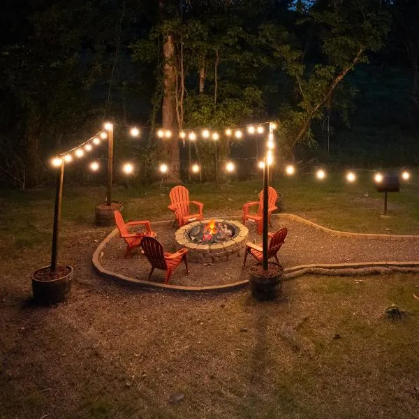 Sleeps 12 - Cozy 4BR Cabin with Hot Tub, Game Room, Fire Pit & Close to Dollywood, hotel in Sevierville