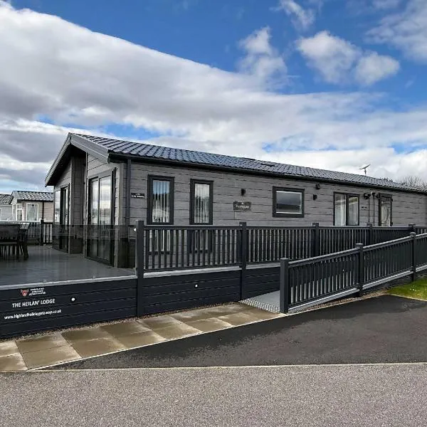 Highland Holiday Getaways - The Heilan' Lodge, hotel in Embo