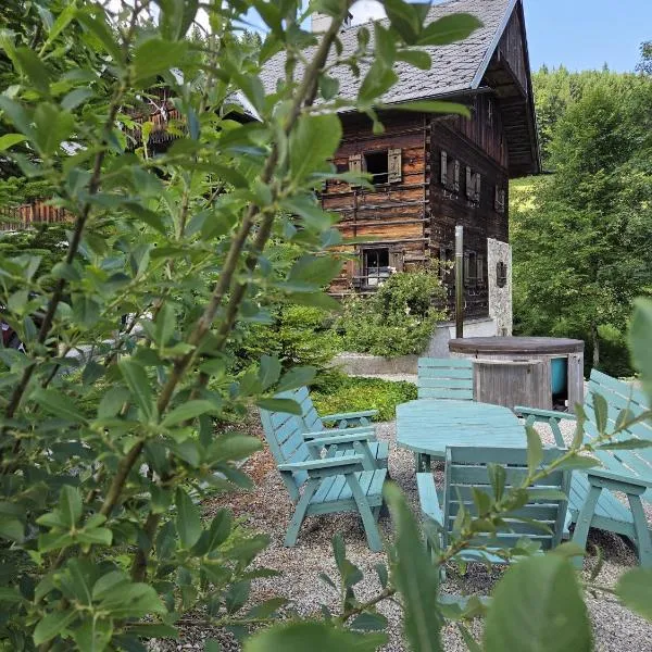 400 year old wooden house, hotel in Bad Goisern