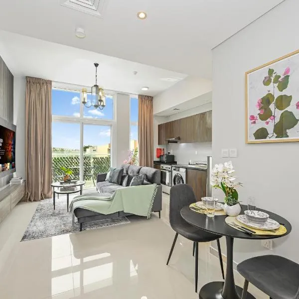 Modern 1 Bedroom Apartment in Damac Hills 2, hotel di Dubai