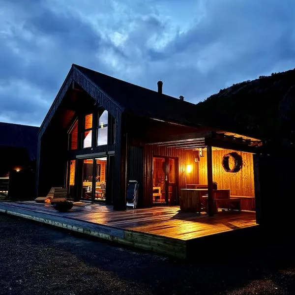 Flott nyere hytte i Sirdal med fantastisk utsikt og solforhold, hotel di Haugen