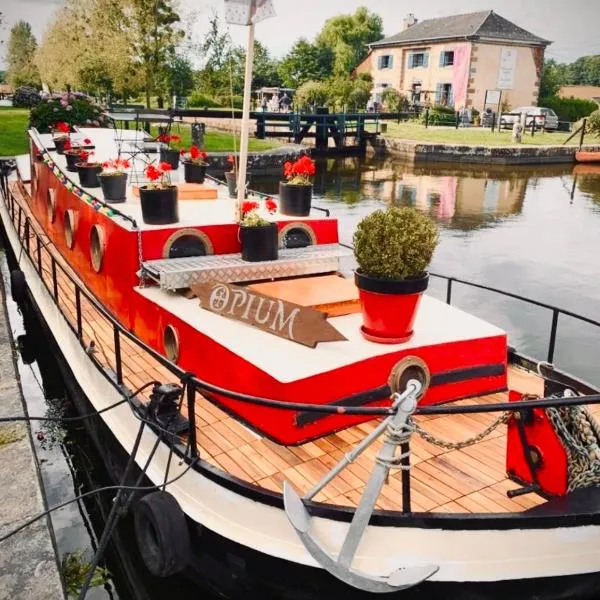 Très jolie péniche à louer, hotel em Hédé
