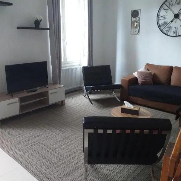 Tres bel appartement face au Chateau 2 ch 4 pers, hotel in Sedan