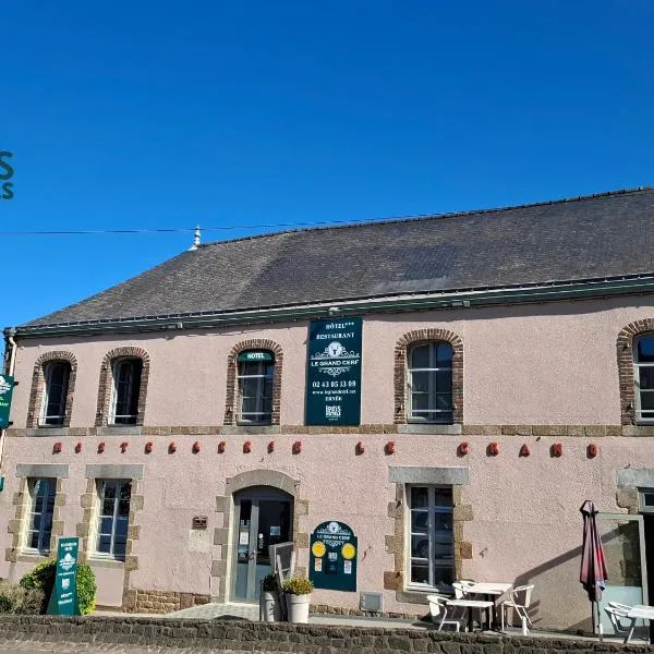 Logis Hôtel-restaurant Le Grand Cerf, hotel v destinaci Ernée