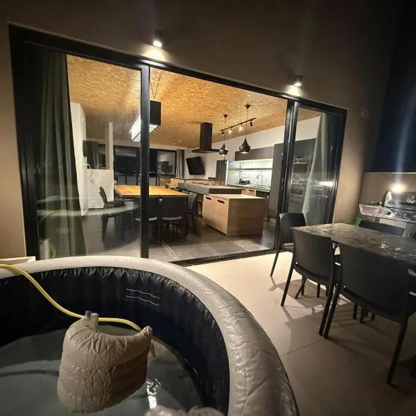 XL Sky Villa Seaview & Hot Tub BBQ, hotel in Marsaskala