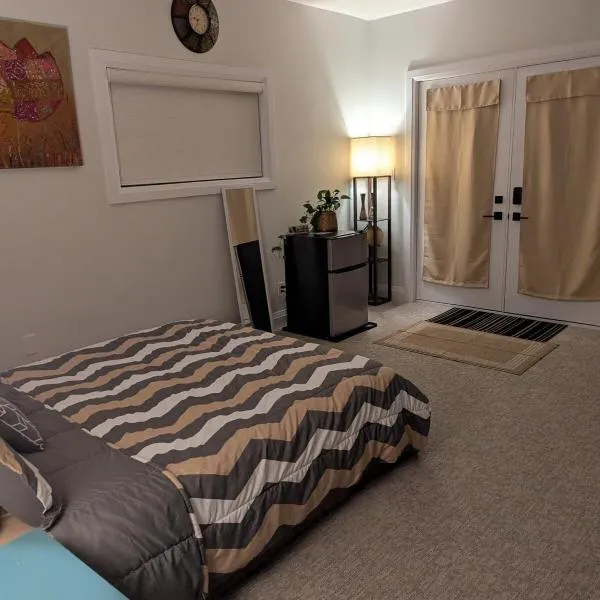 Spacious Luxury walk out Basement, Hotel in Kitchener