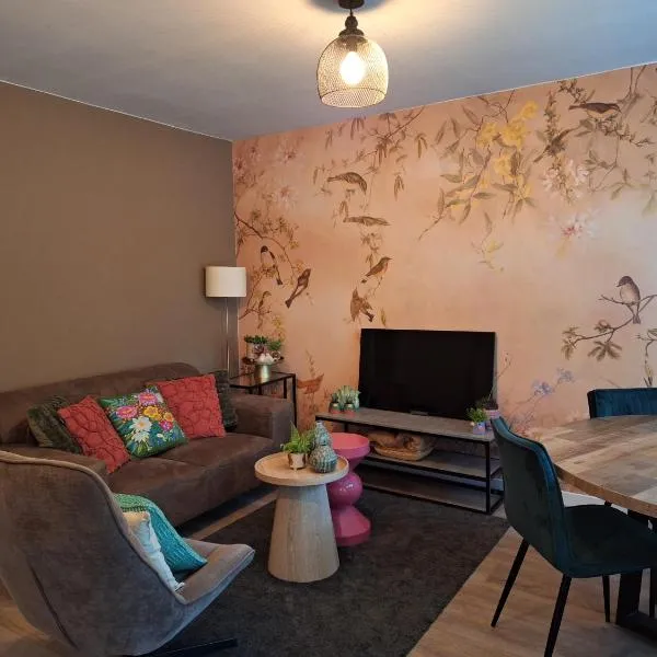 Heerlijk boshuisje Bosnest De Vink met privetuin nabij Veluwepark, hotel din Otterlo