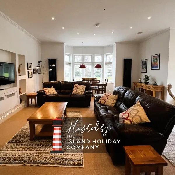 2 Shanklin Manor - Ground Floor apartment overlooking Park in Shanklin Old Village, hotel in Shanklin