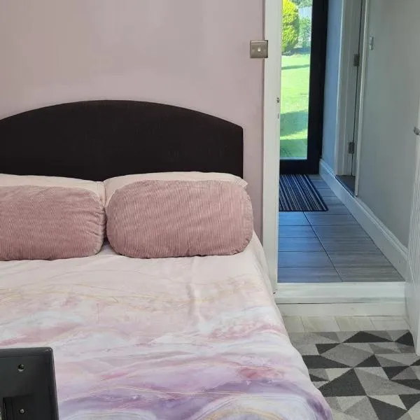 1 Bed-Sleeps 2-Parking-Garden-2 min train station, hotel in Harlow