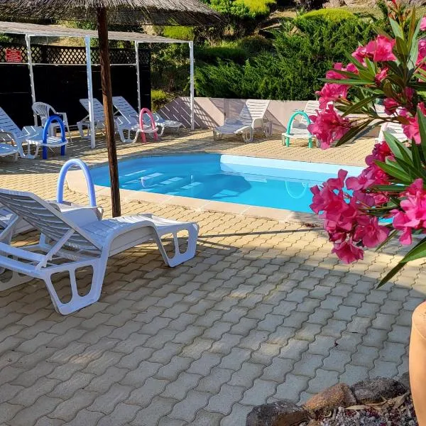 15mn de Cannes, Villa la Soleiade , Gite ,Lodge , type T2, clim, piscine, parking au Lac de Saint-Cassien VAR, hotel en Montauroux