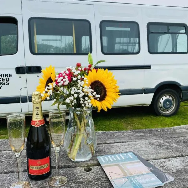 Quiet peaceful relaxing off grid Campervan Seaview and Ponies, hotel in Carbis Bay