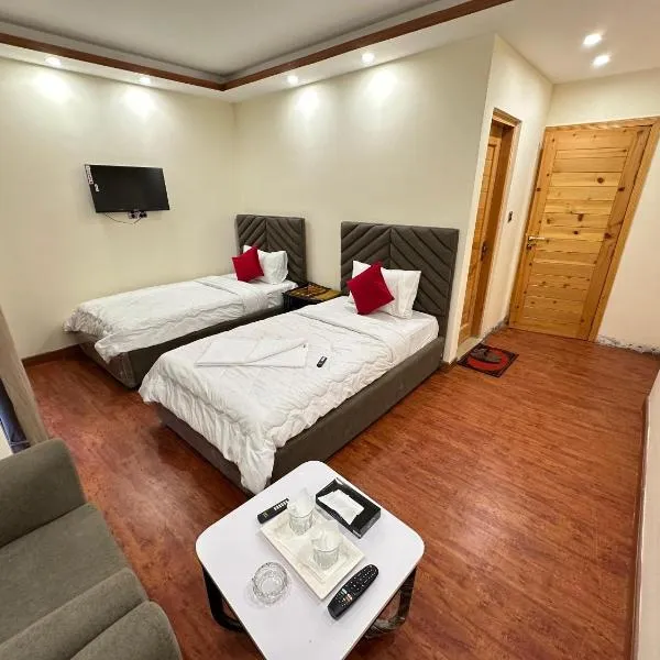 Decent Luxury Hotel Hunza, hotel v destinaci Alīābād