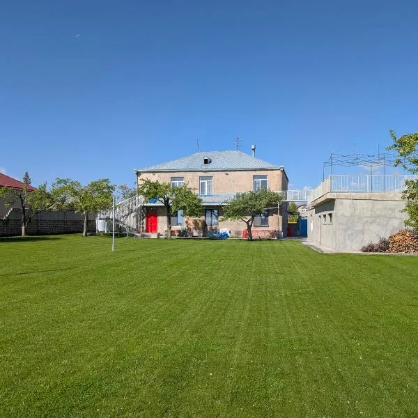 PATATES Guesthouse - Private Villa with Garden Near Lake Sevan, Martuni, hotel v destinaci Martuni