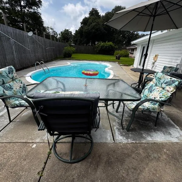 Pool House, Hotel in Broussard