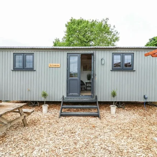 Luxury Shepherd Hut with Private Hot Tub, hotel in Swaffham Bulbeck